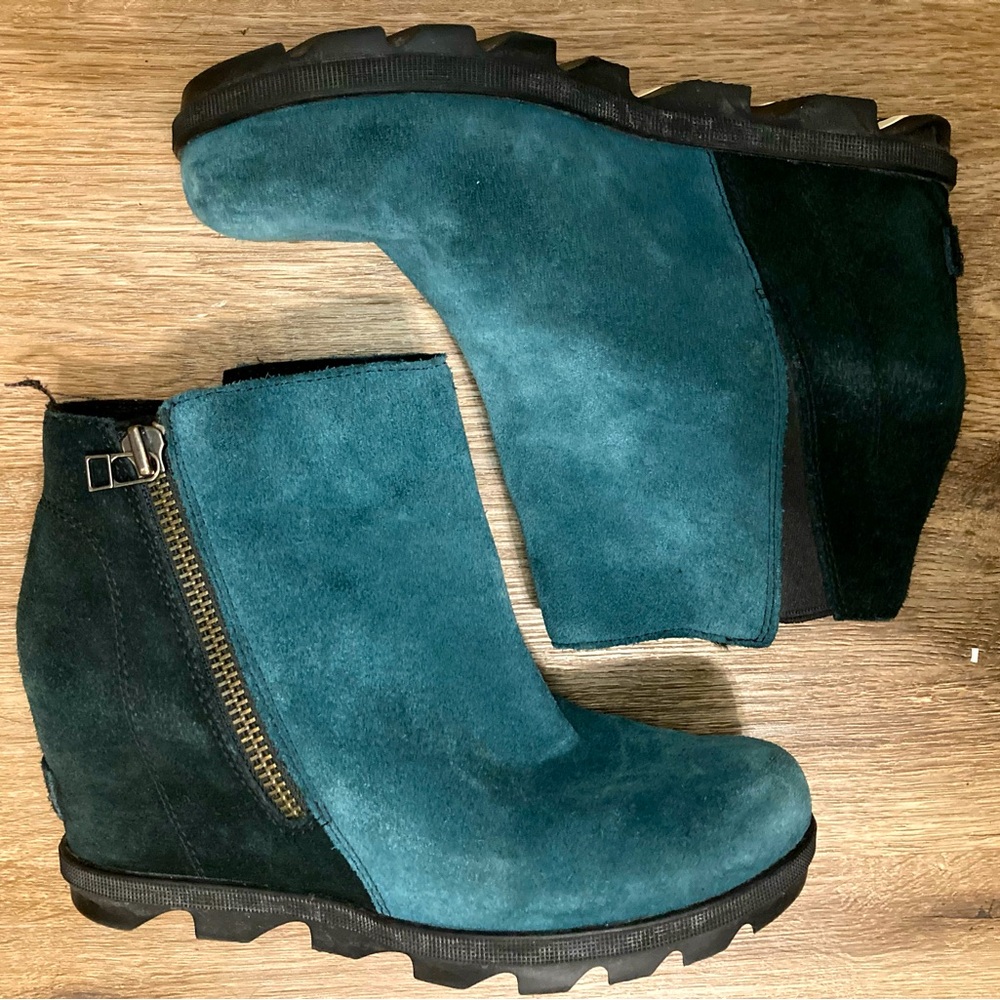Sorel Suede Side Zip Wedges size 7.5